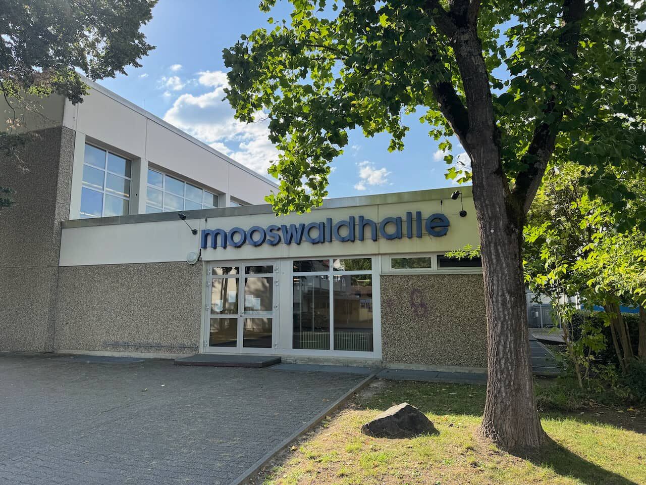 Eingang zur Mooswaldhalle in Freiburg Hochdorf