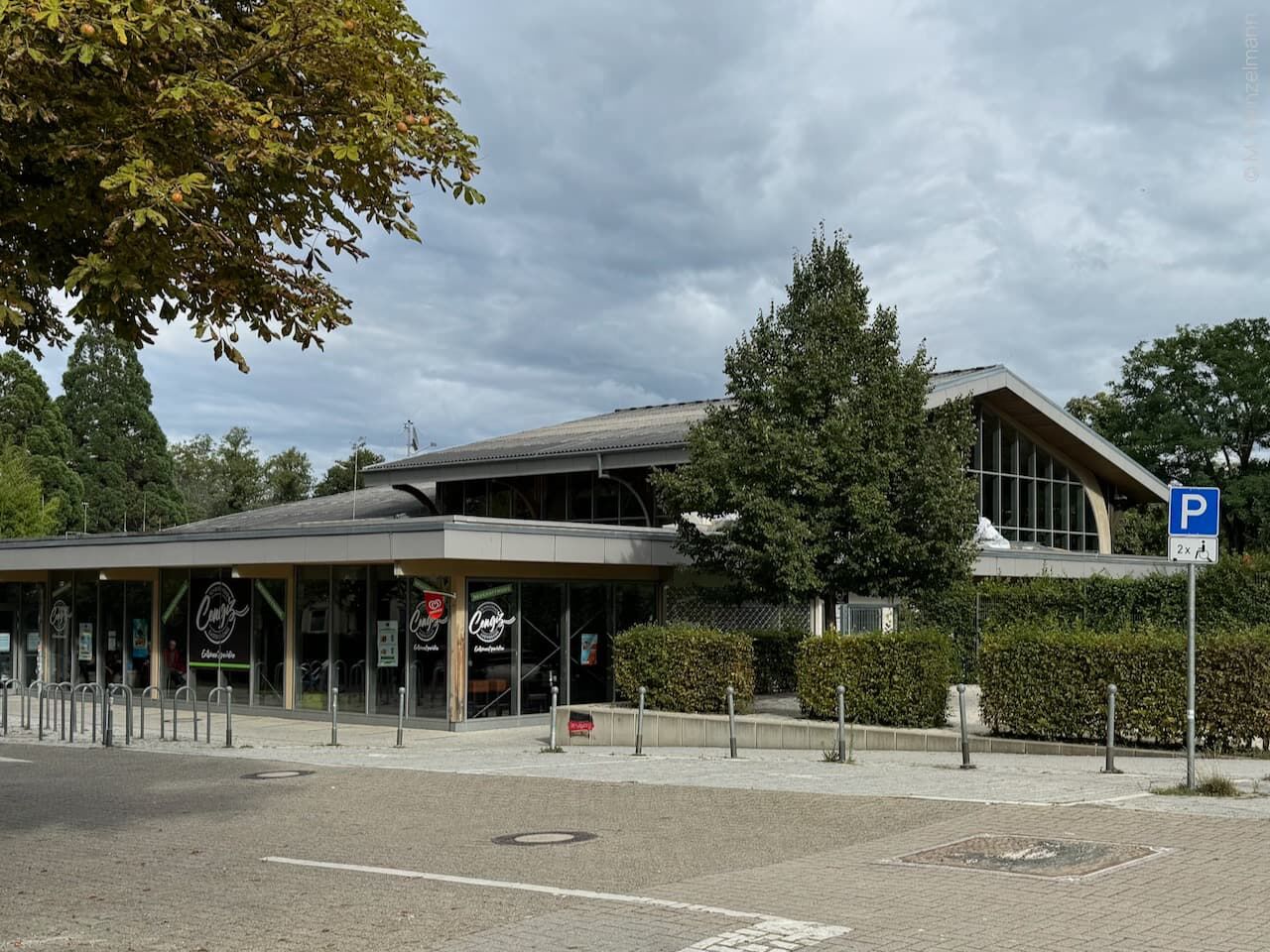 Außenansicht Hallenbad in Freiburg Haslach